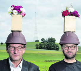 Wetz und Silas Kreienbühl feiern das 100-Jahr-Jubiläum – 90 Jahre Landessender und 10 Jahre KKLB – mit Helm, Blumen und einem ganz besonderen Kunstwerk. (Bild: zVg.)