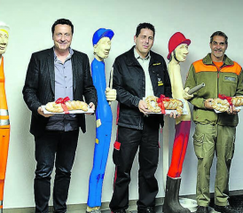 Schlüsselübergabe im Werkhof Moortal Gränichen: Vizeammann Hanspeter Lüem (r.) überreichte Schlüssel an (v.l.) Daniel Ziehli, Bauamt; Oliver Löffler, Technische Betriebe, Simon Schnell, Feuerwehr und Gregor Müller, Zivilschutz. Die Figuren stanmen von Holzbildhauer Peter Bissig aus Isenthal. (Bilder: mars.)