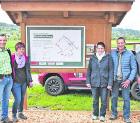Drei Familien laden entlang des Buurelandwegs zum besonderen Erlebnis ein: Thomas und Denise Hunziker aus Leimbach, Karin und Erich Nyffeler aus Reinach und Ueli Wiederkehr (Ehefrau Lotti fehlt auf dem Bild) aus Gontenschwil (v.l.n.r.). (Bilder: hg.)