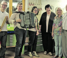 Das sind die «Klarinetten-, Saxofon-, Schlagzeug-, Klavier- und Akkordeonlehrer» im Musikstudio Frey: (v.l.) Sven Bachmann, Claudia Stutz, Sabine Bachmann, Lilo Gloor, Lina und Peter Frey. (Bilder: Dominique Rubin)