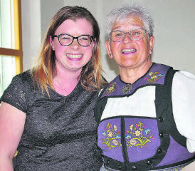 Wechsel im Präsidium der Landfrauen: Hanna Bolliger wird von Vreni Kaspar ins Amt der Präsidentin eingeführt. (Bilder: hh.)