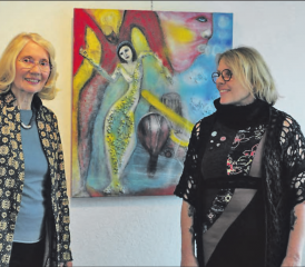 Anna-Verena Hoffmann und Manuela Plaschko-Sacher freuten sich über einen gelungenen Anlass und einen regen Austausch. Im Hintergrund ist das Bild «Die Regentänzerin» der Künstlerin Manuela Plaschko-Sacher zu sehen. (Bilder: jaf.)
