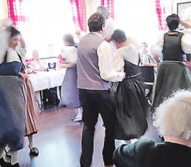 Schwungvolle Tanzeinlagen: Die Trachtengruppe gefiel unter anderem mit dem passenden aargauischen Volkstanz «I de Linde z’Leutwil». (Bild: zVg.)