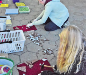 Scherben werden geschaffen und sortiert: Eine Arbeit, die vorzugsweise mit Schutzbrille erledigt werden sollte.