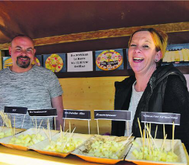 Sie haben gut lachen: Nicole und Ilian Frei vom Chäsilädeli bieten unter vielem anderem «Frauenpower» und «Nussknacker» an, probieren konnte man soviel man wollte. (Bilder: st.)