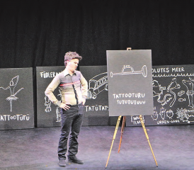 Auf Drängen von Werni zeigt Heinz in seiner Vernissage, dass Kunst und Politik gut zusammen funktionieren.