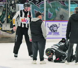 Unerwartete Situation: Die Versuche, das aufgebrochene Loch in der Eisdecke auf die Schnelle zu reparieren, waren erfolglos. (Bild: Roland Jaus)