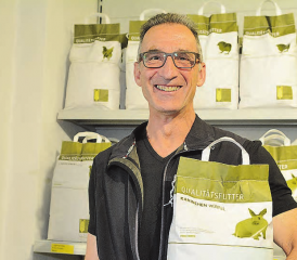 Erfolgsgeschichte mit «Fenchel-Würfeli»: Thomas Bieli, Geschäftsführer der LG Muhen, mit dem eigenen Kaninchenfutter. (Bild: zVg.)