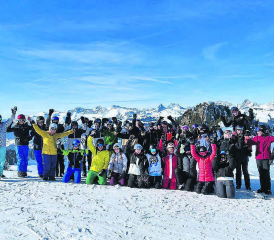 Vor der Abfahrt ins Tal gabs noch ein Gruppenfoto: Die 9. Klasse der Kreisschule aargauSüd verbrachte eine spannende Woche in Boltigen. (Bild: zVg.)