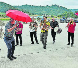Die Musiker machen einen New-Orleans-Jazz-Rundgang durch das Firmenareal: Die Jazzband «Boogie Woogie» bei Fischer Kies + Beton in Staffelbach. (Bild: aw.)