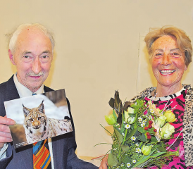 Sich gegenseitig beschenkt: Marion Theus überbrachte Peter Suter einen Karton mit Tierschutzkarten, dieser bedankte sich mit einem Blumenstrauss bei der Präsidentin Wildtierschutz Schweiz. (Bild aw.)