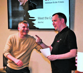 Anekdoten blieben den Sponsoren vorbehalten: FCA-Cheftrainer Alex Frei (l.) wird von «2010er»-Präsident Michael Vock befragt. (Bild: Sarah Rölli)