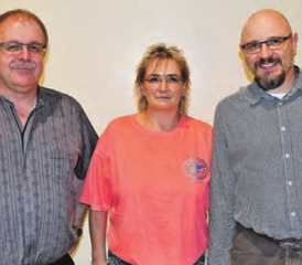 Nach 12 Jahren eingebürgert: Gemeindeammann Herber Räbmatter beglückwünschte Kathi Juliane und Sven Blumstengel zur Einbürgerung, die nicht dem fakultativen Referendum unterliegt. (Bilder aw.)