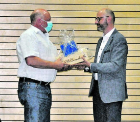 Für sein langjähriges Wirken geehrt: Der ehemalige Gemeindepräsident Roland Häfeli (l.) und der amtierende Adrian Häfeli. (Bild: mla.)
