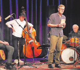 Organisierte Improvisation bei «Ume-Lieder Kollektion & Charms bricht ein» (v.l.): Ruedi Häusermann, Claude Meier, Herwig Ursin und Marco Käppeli. (Bild: Remo Conoci)