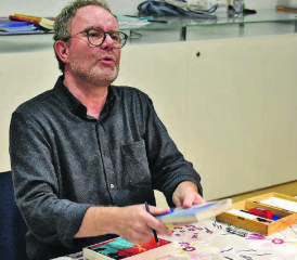 Krimiautor Marcel Huwyler zeigte sich in der Aula des Schulhauses Breite in Reinach für eine höchst amüsante Lesung verantwortlich. (Bilder: hg.)