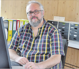 Hier wird über Projekte und schulische Massnahmen nachgedacht: Dino Carpanetti in seinem Schulleiterbüro. (Bild: aw.)