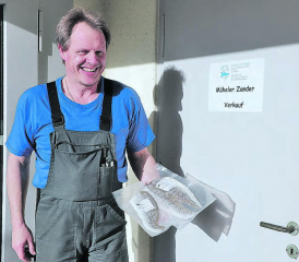Nach drei Jahren Vorbereitungszeit gibt es nun frischen Fisch vom Bauernhof: Alexander Räss zeigt seine Zanderfilets aus eigener ökologischer Produktion. (Bilder: rc.)