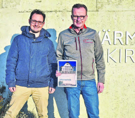 Energieversorgung aus dem eigenen Wald: Gemeindeschreiber Manuel Bolt und Vizeammann Markus Hauri (r.) präsentieren die Informationsbroschüre «Wärmeverbund Kirchleerau». (Bild aw.)