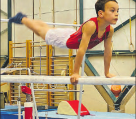 Engagiertes Training: Noé von Däniken am Barren. (Bild: Nico Neeser)