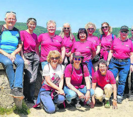 Erinnerungsbild auf der Ruine Stein: Die 50+-Damen des Damenturnvereins Hirschthal waren in Baden unterwegs. (Bild: zVg.)