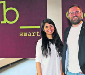 «b_smart»-Leitung vor Ort: Sheila Iskandarov und Emmanuel Gimenez freuen sich auf Hotelgäste und ab Mitte Mai auch auf Bar-Besucher im obersten Geschoss des «Menzolith». (Bild: rc.)