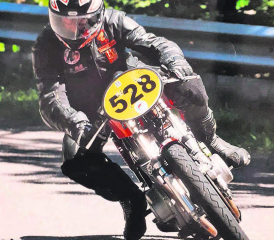 Auch ein Sturz konnte ihn kaum bremsen: Der 78-jährige Kirchleerauer Fritz «Fretzu» Müller auf seiner Honda. (Bild: zVg.)