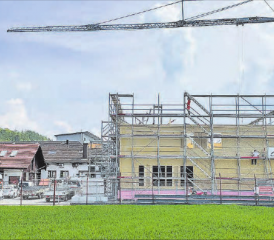 Ersatzneubau der Eichenberger Gebäudetechnik AG an der Sandgasse in Reinach: Momentan wird der Holzbau aufgerichtet: (Bilder: mars.)