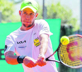 Auch Yanik Kälin wird beim TC Teufenthal im Kampf um den Ligaerhalt ziemlich gefordert sein, am ersten Maiwochenende beginnt traditionellerweise die neue Interclubsaison. (Bild: Fabio Baranzini)