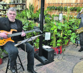 Sorgten mit dezenten Jazztiteln für den musikalischen Background: Rainer Brower und Peter Knoll vom Jazzduo «smooth groove». (Bild: aw.)