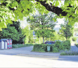 Neues Regenüberlaufbecken: Hier auf oder besser unter den Parkplatz nördlich des Menzomarkts soll ein Becken realisiert werden, mit einem überirdischen Betriebsgebäude. (Bild: mars.)