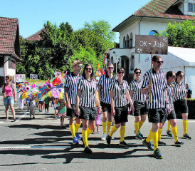 In diesen Kleidern hätte das Organistions-Komitee des Jugendfestes auch auf dem Sportplatz eine gute Figur gemacht.