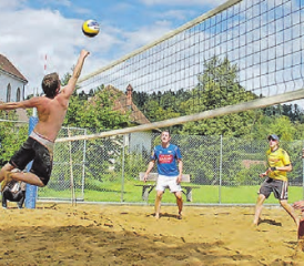 Ursprünglichen Zustand wieder herstellen: Nach den Sanierungsmassnahmen soll das Uerkner Beachvolleyballfeld noch schöner aussehen wie vor dem Unwetter. (Bild: aw.)