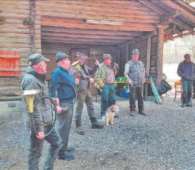 Empfang: Die Schüler wurden im Wald mit einem kleinen Musikkonzert der Jagdgesellschaft begrüsst. (Bild: zVg.)
