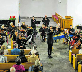 Ein souveränes Orchester, unter der Leitung von Gastdirigent David Reitz, der die Camerata aargau-Süd bereits früher dirigiert hat. (Bilder: dr.)