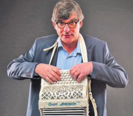 Flurin Caviezel: Auch in seinem fünften Soloprogramm hat die Musik wieder ihren festen Platz. (Bild: zVg.)