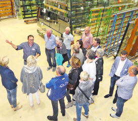 Unternehmerapéro mit Betriebsbesichtigung: In drei Gruppen wurden die Besucher durch die Produktionshalle der Glas Trösch AG geführt. (Bilder: moha.)