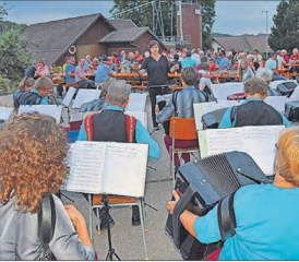 Unter Leitung der neuen Dirigentin: Der Handharmonika-Club Staffelbach drückte am 1. August in Wiliberg die Tasten.