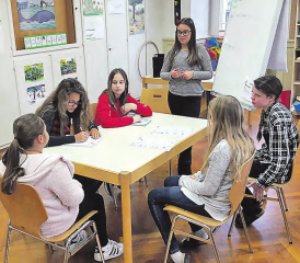 Ein Blick in das Ideenbüro an der Primarschule Oberkulm: Das Schulprojekt bietet den 6.-Klässlern ein breites Lernfeld. Sie können sich als Berater/in ausbilden lassen und erhalten dafür ein Diplom. (Bild: zVg.)