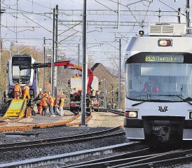 Parallel: Während der normale Bahnbetrieb weiter ging, machten sich Mitarbeiter der WSB, SBB und Stadler Rail daran, den Zug der neusten Generation abzuladen. (Bilder: Remo Conoci)