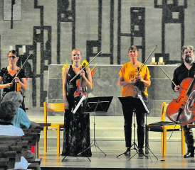 Abwechslungsreiche Sommerserenade in der Kirche Rickenbach: mit Judith Müller (Violine), Léonie Zemp (Violine), Noemi Glenck (Bratsche) und Nicola Romanò (Cello). (Bild: mla.)
