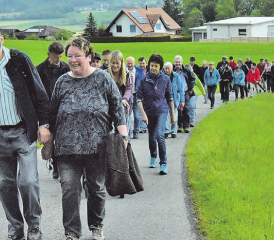 Von Anfang an gut gelaunt: Wie ein Riesentatzelwurm erklomm die Wanderschar die sanfte Höhe und genoss dabei einen berauschenden Blick auf das Suhrental. (Bilder: st.)