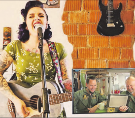 Martina «Mary» Vogel in ihrer Stube in Dürrenäsch: Für den Sieg im Telefon-Voting hat es nicht gereicht, Siegerin der Herzen ist sie allemal. (Bild: zVg.)