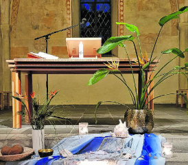 Der Altar wurde anlässlich der Weltgebetstagsfeier geschmückt. (Bild: zVg.)
