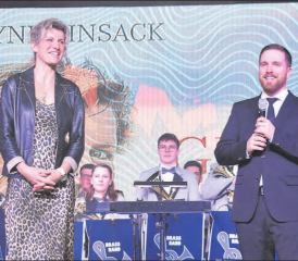 Eine überaus gelungene Kombination: Die Brass Band Rickenbach sorgte für ein musikalisch hochstehendes Programm, während die Extrem-Bergsteigerin Evelyne Binsack das Publikum in schwindelerregende Höhen und faszinierende Eislandschaften entführte. (Bilder: hg.)