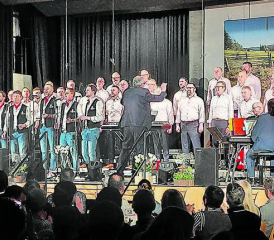 Fulminantes Finale: Der Männerchor Gunzwil mit den Helvetia Manne. (Bilder: Roland Marti)