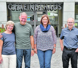 Der abtretende Bauverwalter Franz von Matt (2. von links) und seine Partnerin Christina Sgier, die neue Bauverwalterin Susanne Stadelmann und Gemeindeammann Peter Stirnemann. (Bild: ran)