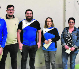 Ehre, wem Ehre gebührt: Stephan Wirz, Joël Perret, Ruedi Riesen wurden für fünf Jahre Leitertätigkeit geehrt, Petra deAlmeida, leitet das MuVaKi-Turnen schon seit zehn Jahren. Gabi Müller (Kasse) und Anja Kolly (Jugendriege) wurden für 15 Jahre Tätigkeit geehrt. Es fehlen Anja Müller (5 Jahre) und Paul Voramwald (10 Jahre). (Bild: zVg.)