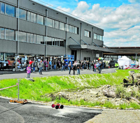 Verpflegungsstationen vor dem neuen Pfiffner-Gebäude: Besucher aus Hirschthal und drum herum nehmen die Gelegenheit wahr, sich über das Unternehmen zu informieren. (Bilder: aw.)