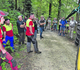 Stellte den 18 Tonnen schweren Zangenschlepper vor: Simon Engel, Maschinist vom Forstbetrieb Suhrental-Ruedertal. (Bilder: aw.)